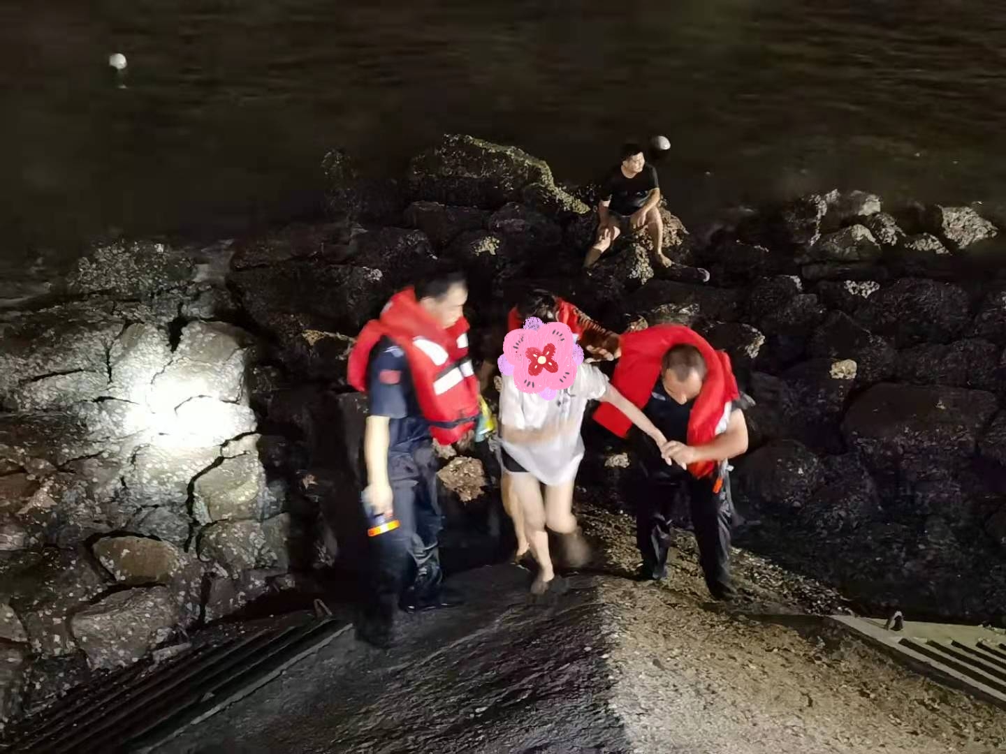 见义勇为真英雄  纵身一跳真男儿——宝安