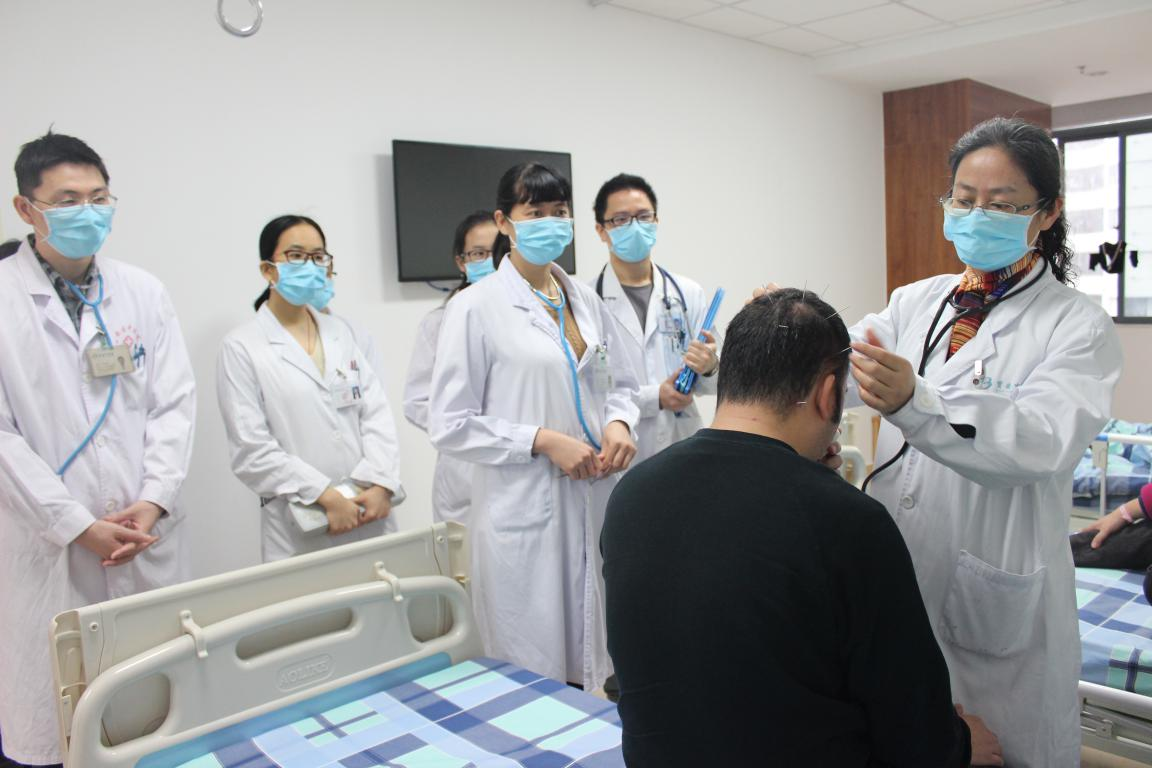 1.宋银枝带领团队查房，并为住院患者进行针灸治疗.png
