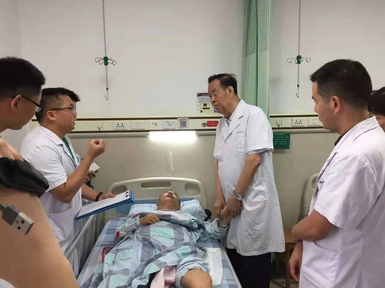 1、中国工程院院士、国医大师石学敏教授在老年病科查房.jpg