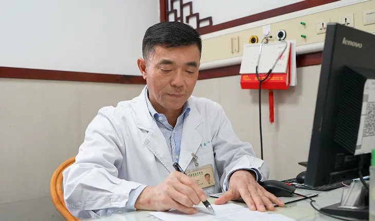 叶世龙医生.jpg