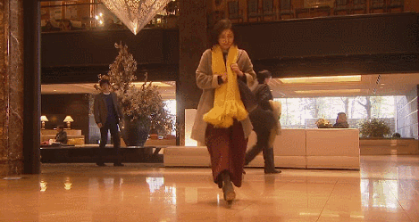 突然摔跤.gif