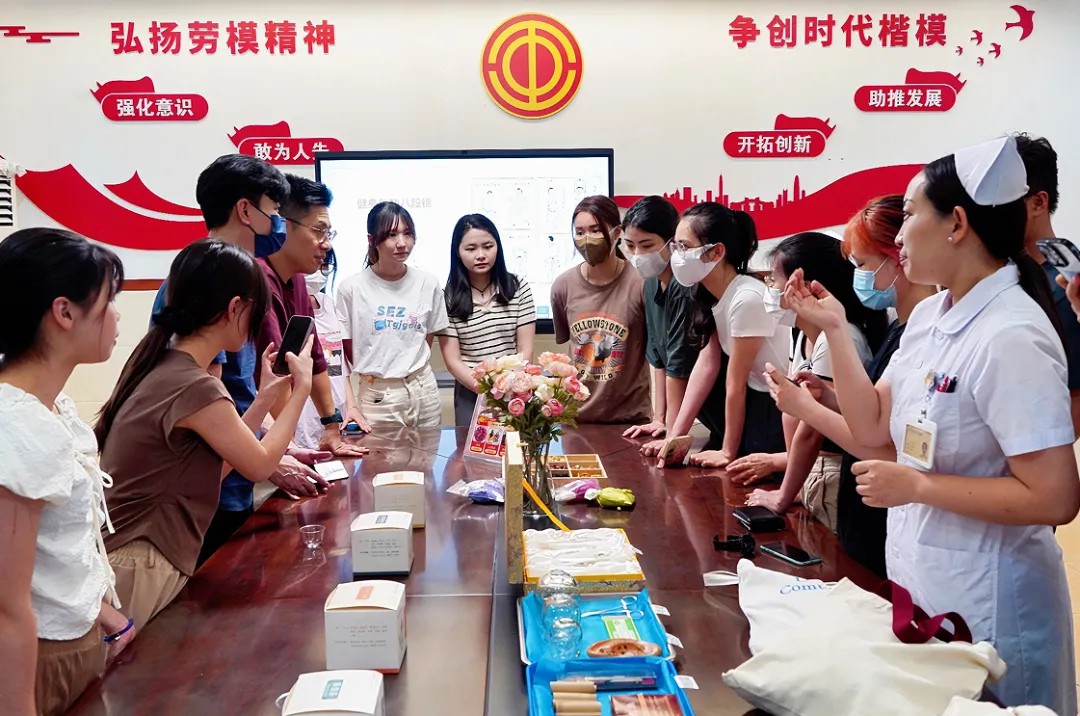 香港大学专业进修学院保良局何鸿燊社区书院师生了解中医护理知识.jpg