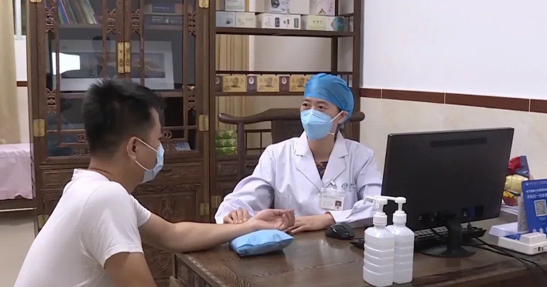 院内专家下社康为居民看诊.jpg