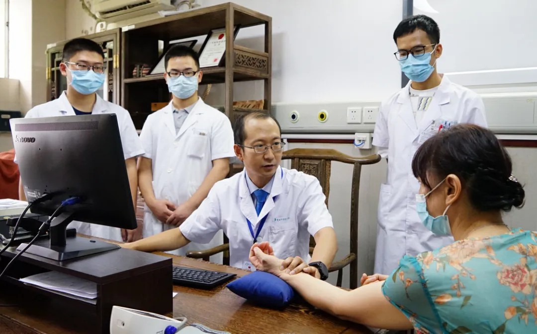 针灸科学科带头人周鹏教授为居民看诊.jpg