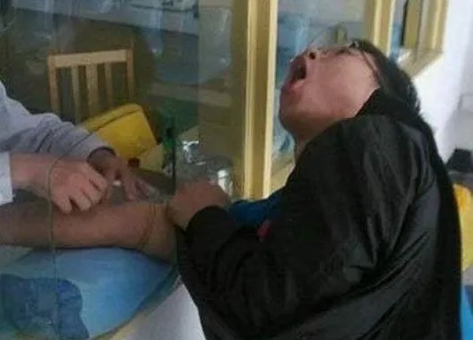 抽血抽到崩溃.jpg