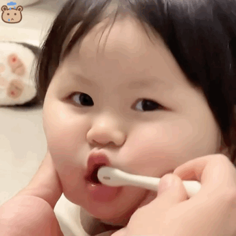 帮忙刷牙.gif