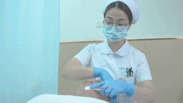 鍉圆针面部刮痧.gif