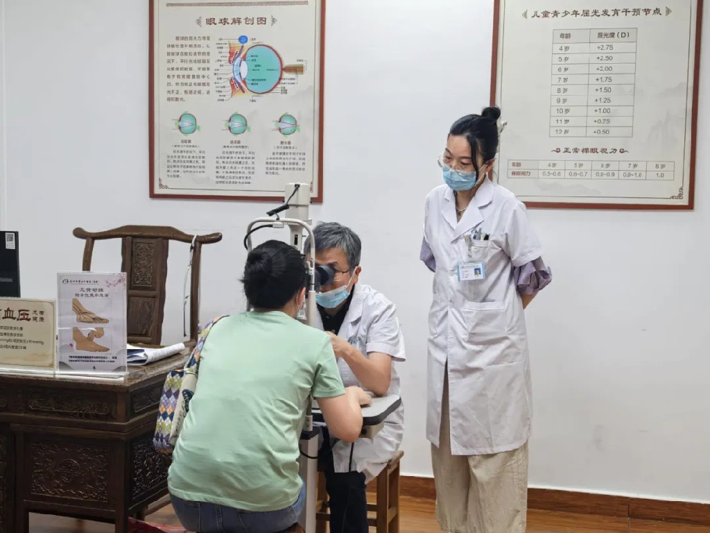 深圳市眼科医院刘军教授在凯旋社康中心坐诊.jpg
