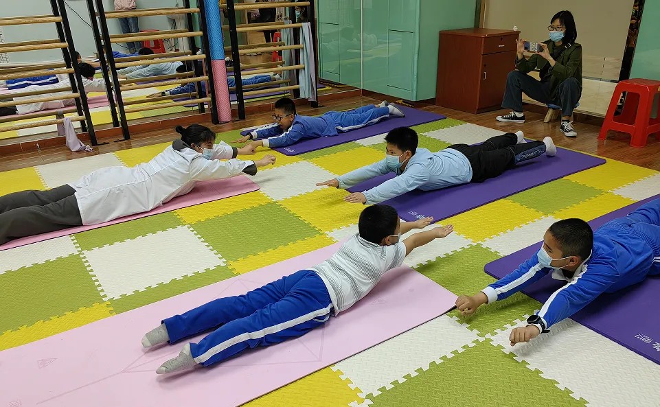 学生在上川社康中心进行脊柱侧弯运动矫正训练.jpg