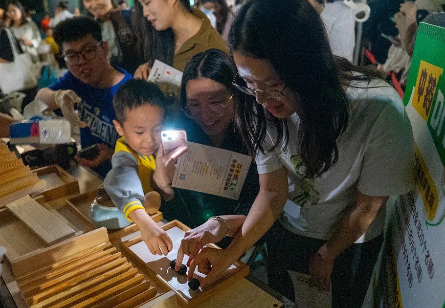 市民在中医药游园会上品尝黄精芝麻丸.jpg