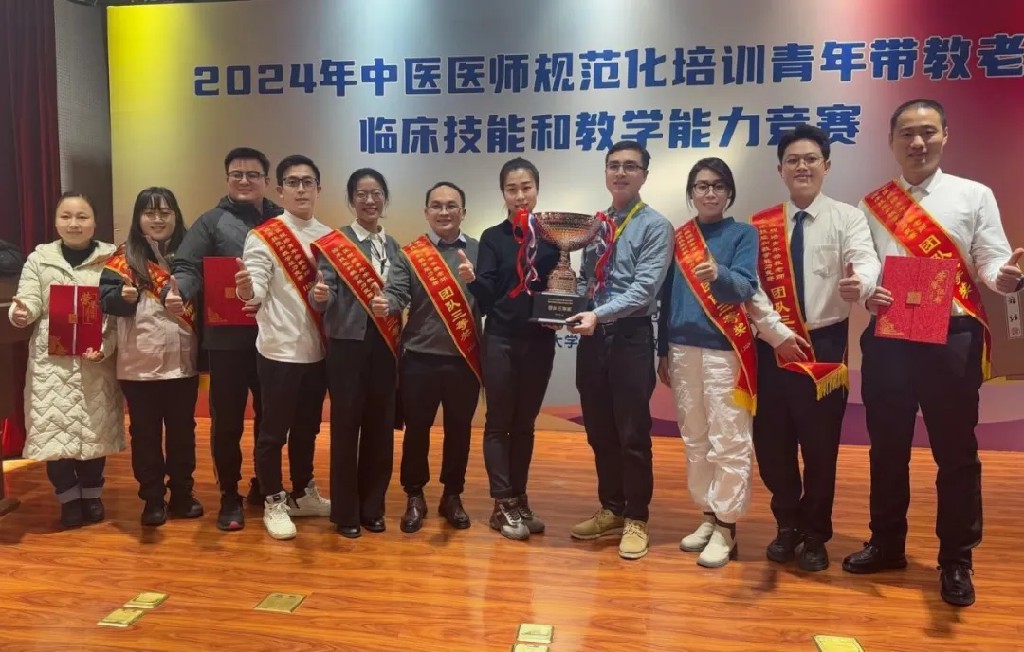 广东代表队合影（李彦荣为右三）.jpg