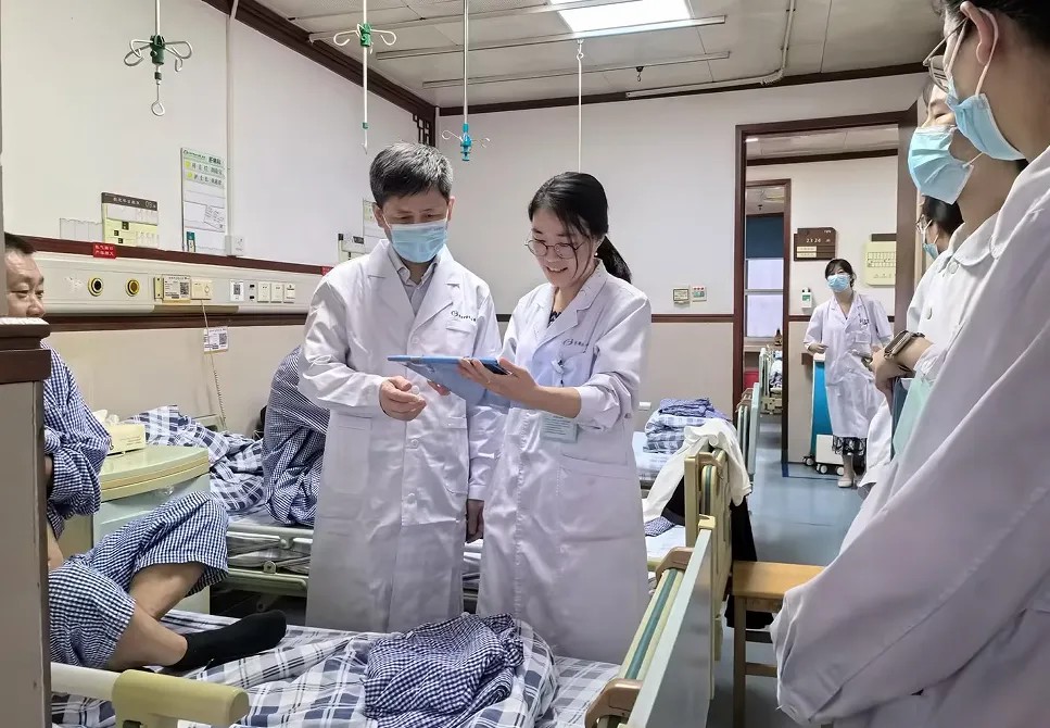 吕文良教授在肝病科查房.jpg