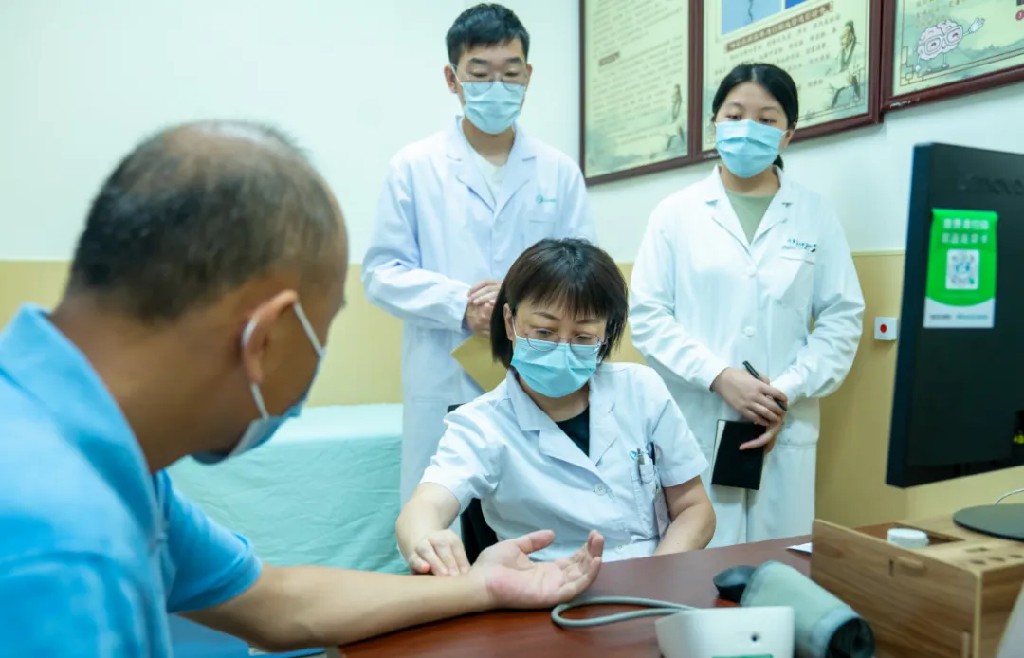 脑病科把脉.jpg