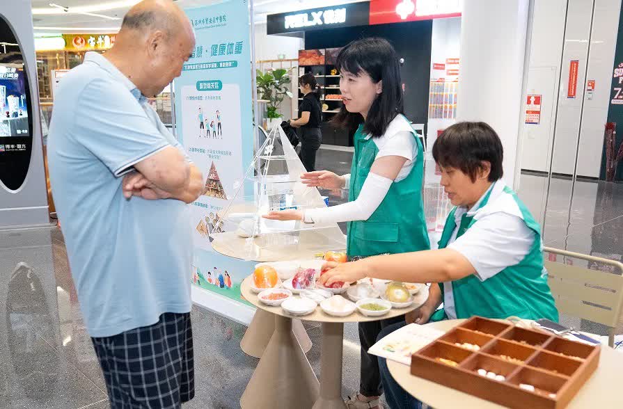 营养补给站：蔬菜水果上演 “叠叠乐”.jpg