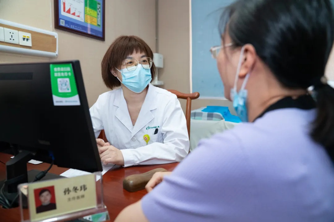 孙冬玮坐诊照片.jpg