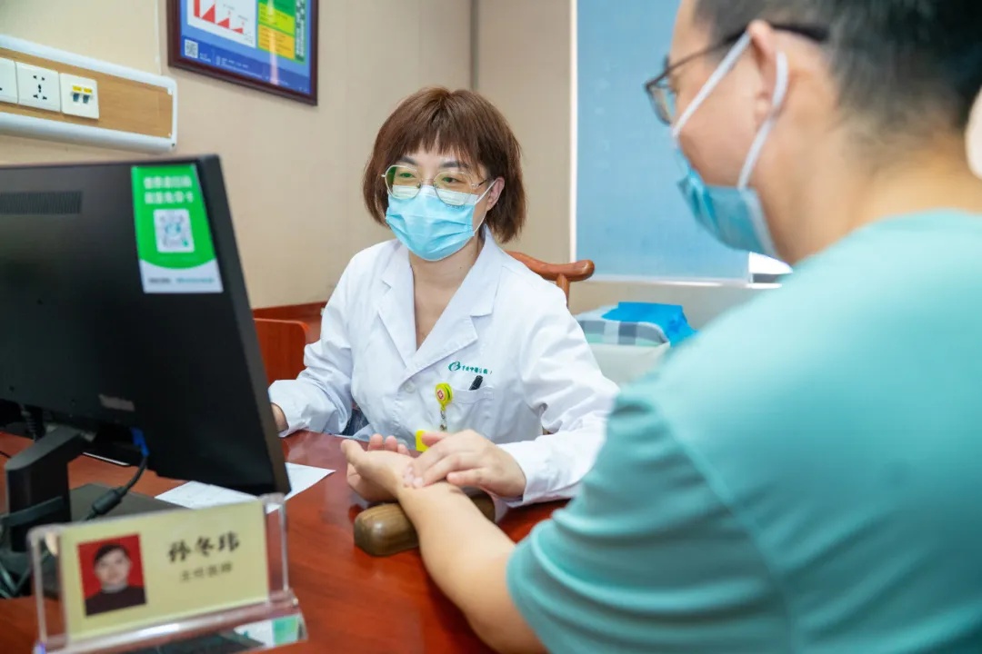 孙冬玮坐诊照片1.jpg
