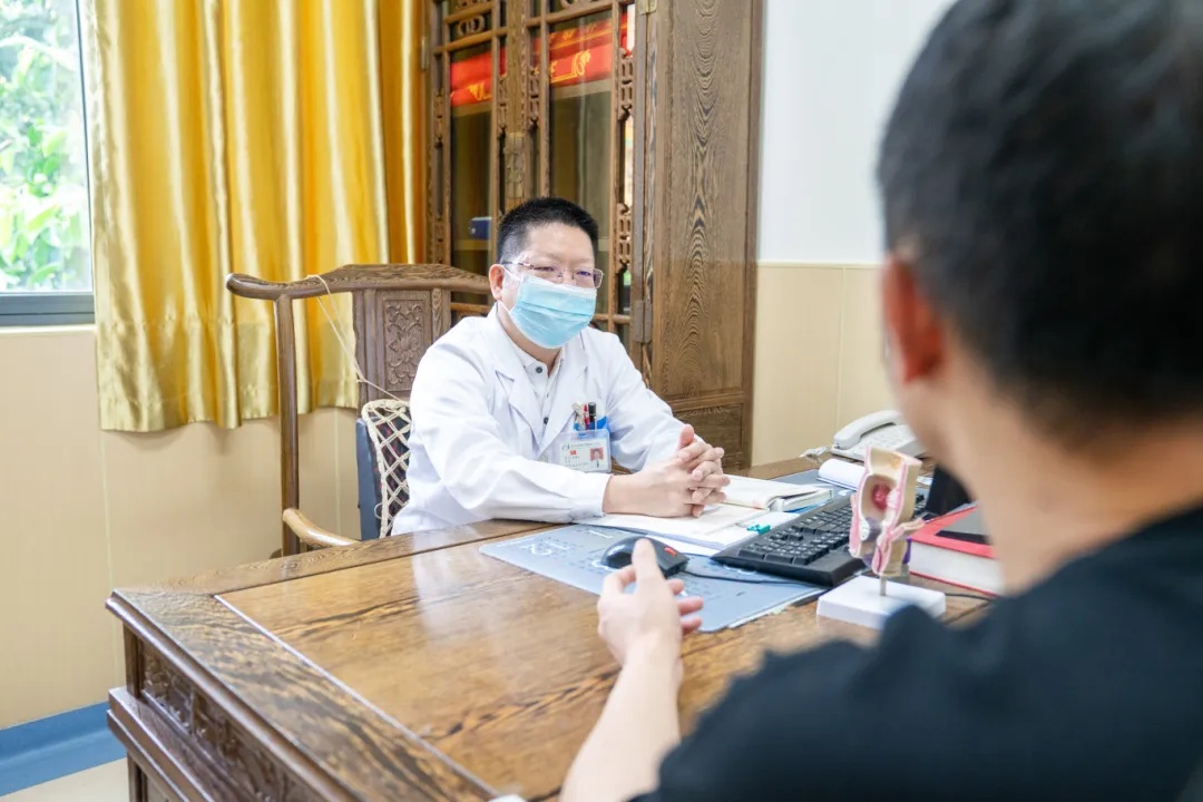 便秘门诊胡建文副主任医师为患者看诊.jpg