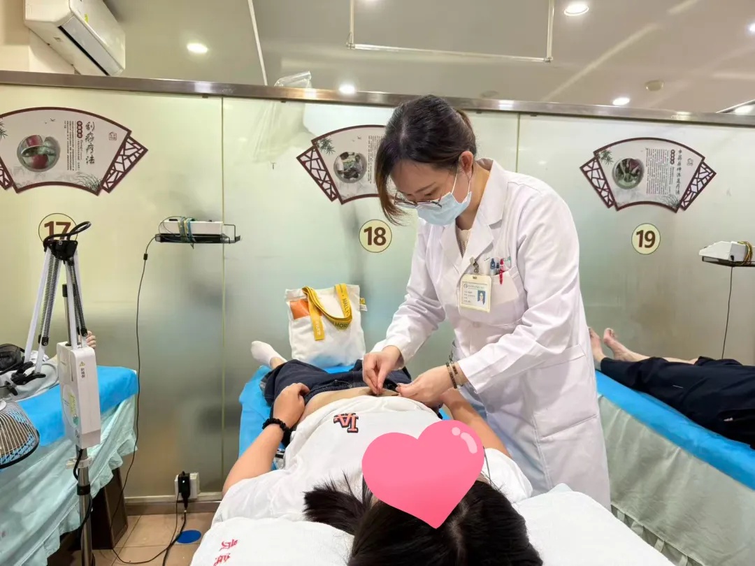 针灸科医生在上川社康为居民进行埋线治.jpg