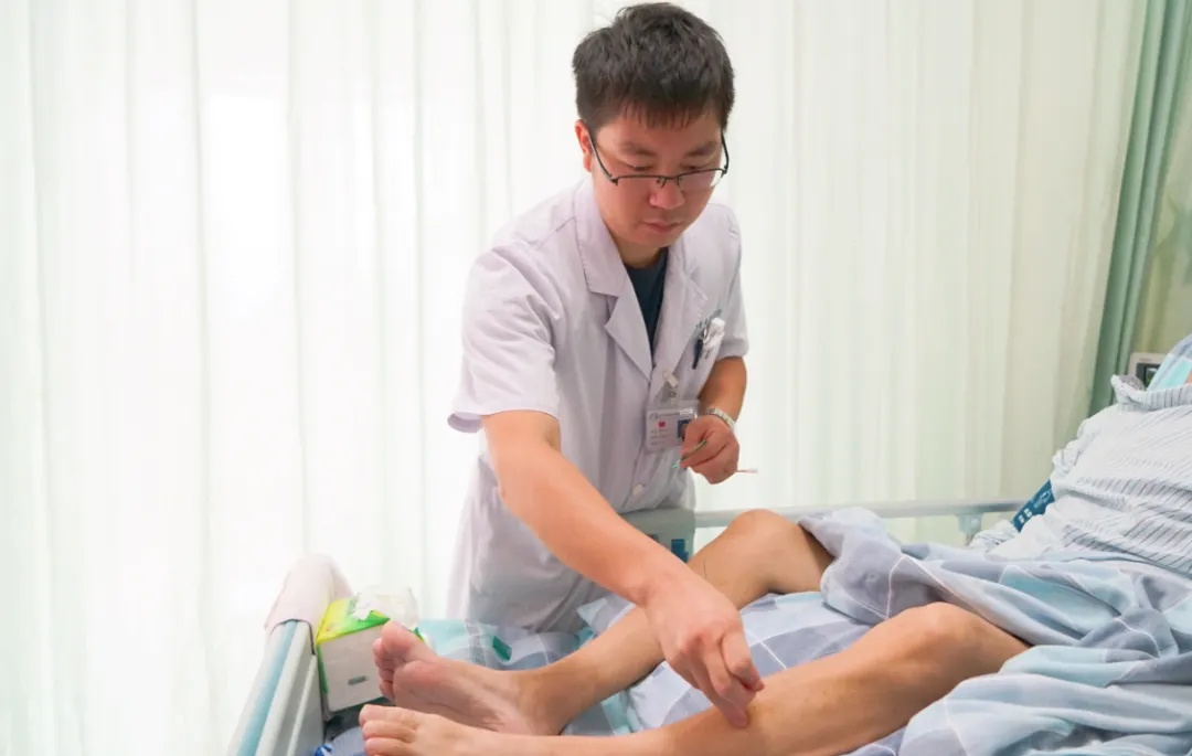 针灸科医生在外科为住院患者进行针灸治疗.jpg