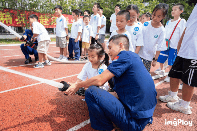 小小消防员：在消防活动中学会安全知识.gif