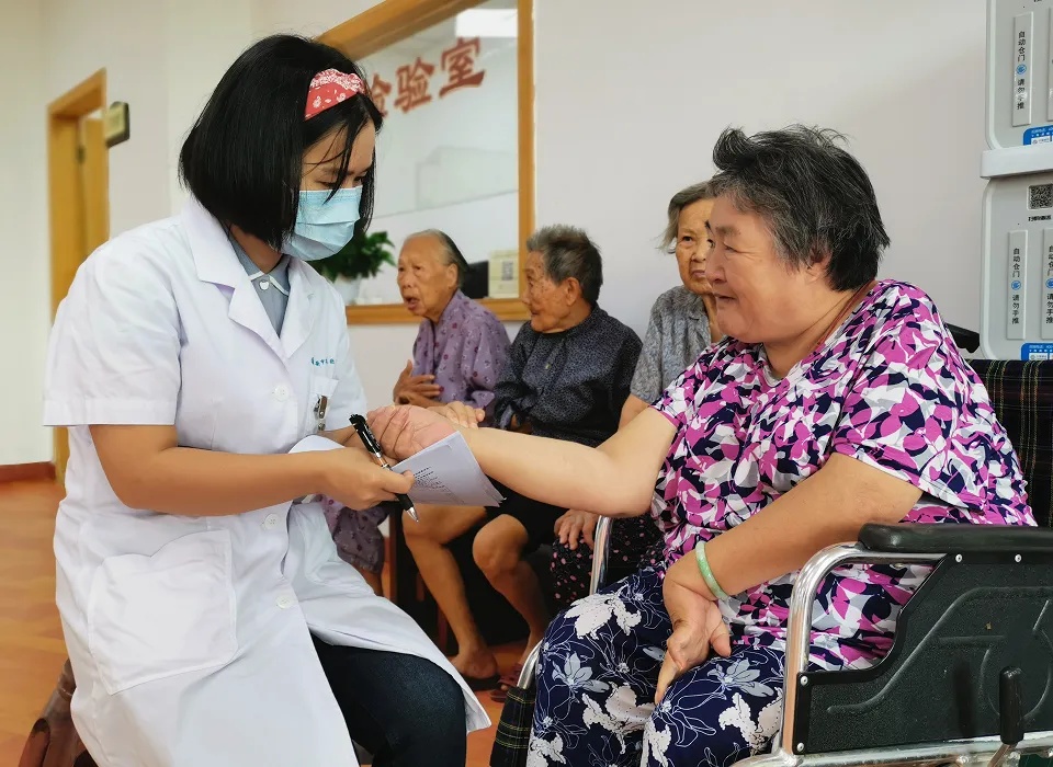燕罗医院医护人员为颐年院内长者进行体检.jpg