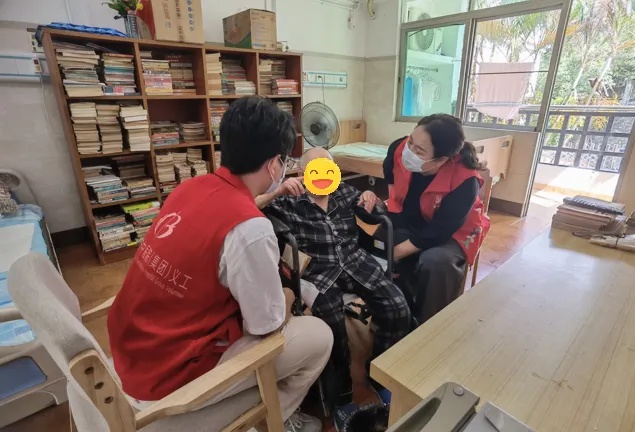 燕罗医院定期组织志愿者陪长者聊天.jpg