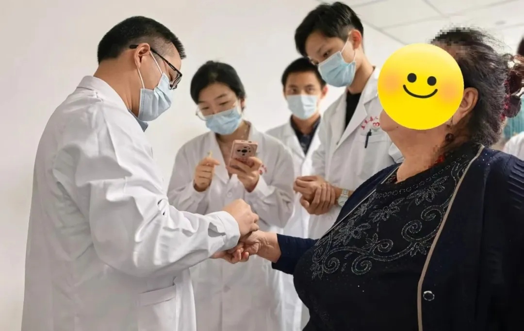 吴凡伟教授在且末县人民医院为患者治疗.jpg