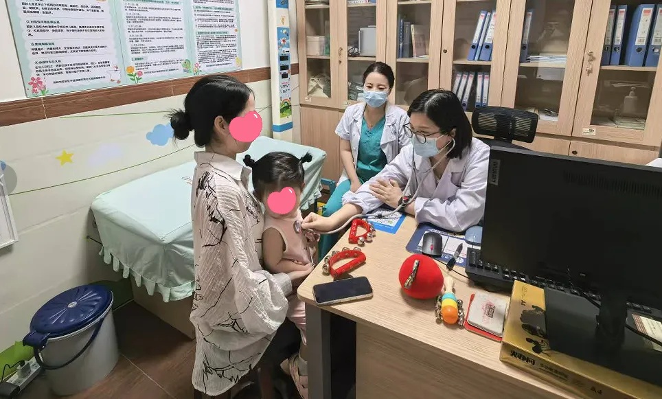 深圳市儿童医院生长发育专家在源和苑社康中心坐诊.jpg
