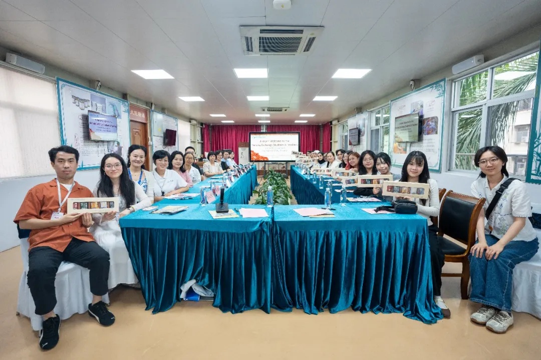 泰国孔敬大学的12名护理交换生.jpg