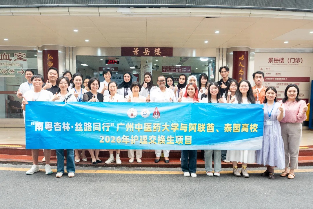 医院外语专长人才班的成员全程用英语解说.jpg