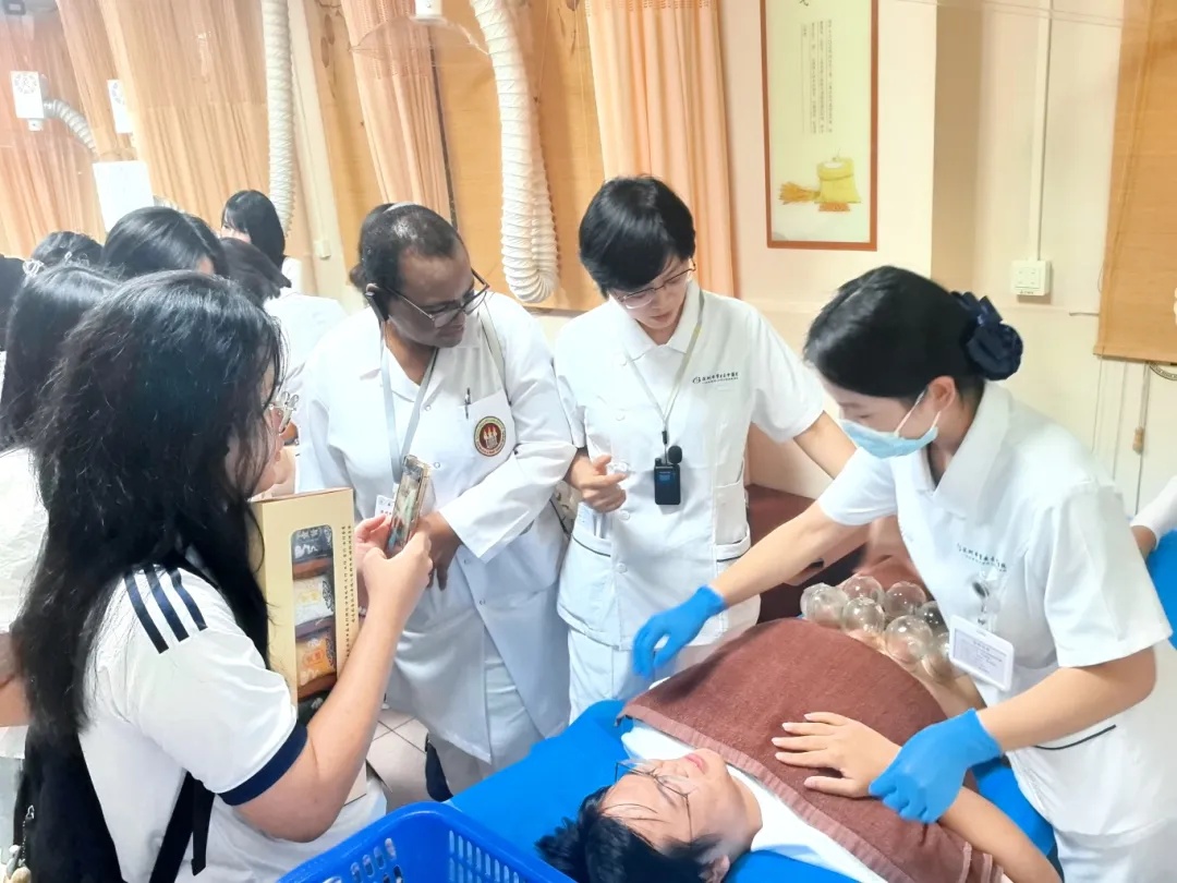 在慢病管理门诊和传统疗法中心2.jpg