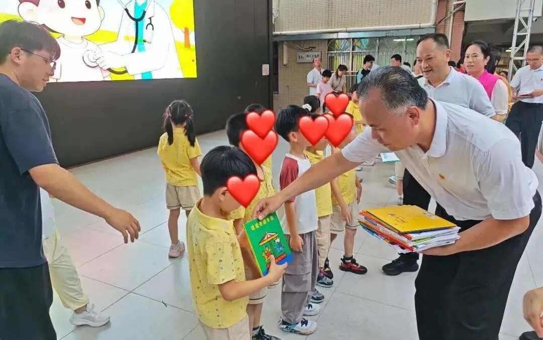 与会领导发放慰问品.jpg