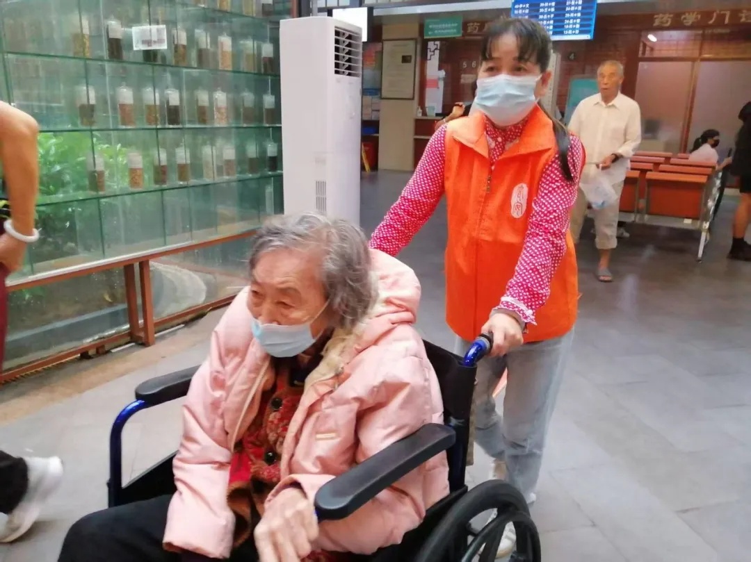 橙色马甲在行动.jpg