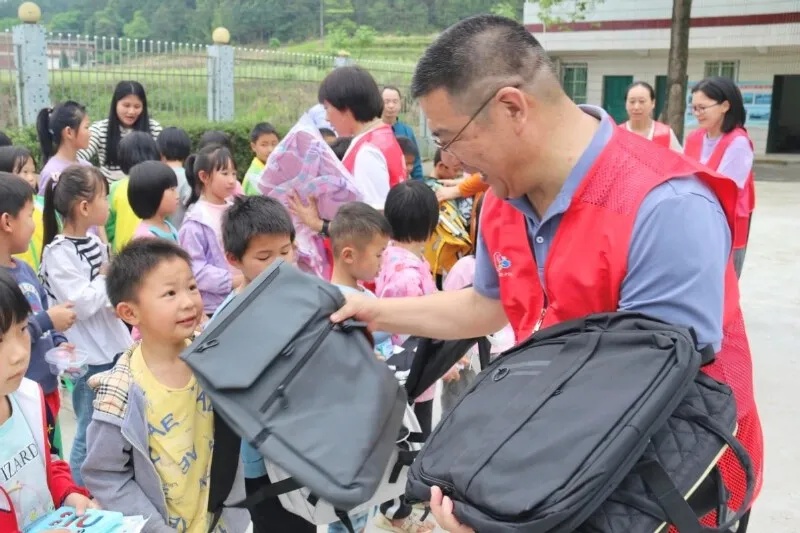 长期奔赴贫困山区助学帮扶.jpg