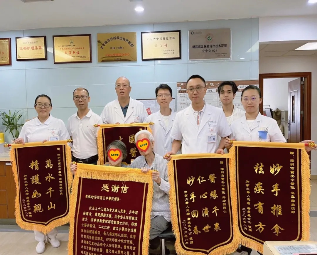 四面锦旗和一封感谢信.jpg